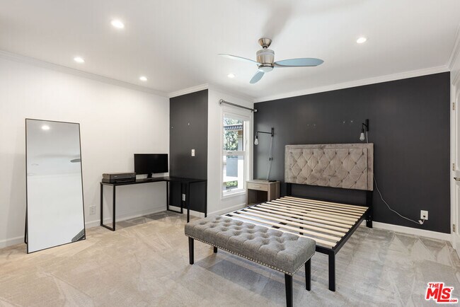 Building Photo - 6708 Hillpark Dr