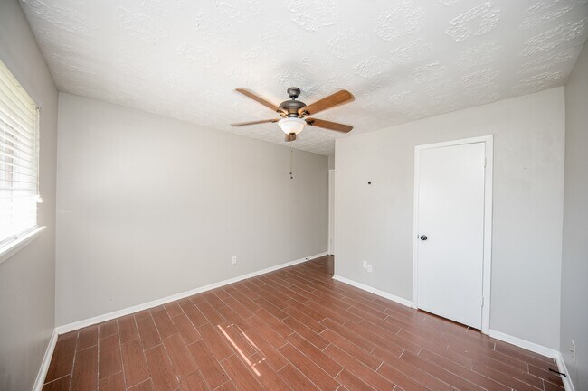 Building Photo - 6835 Castleview Ln