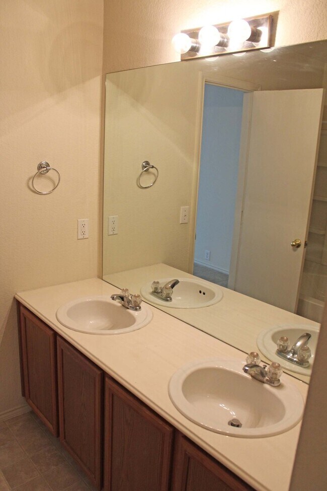 Building Photo - Lovely 3 BR 2 BA Home for Lease in Cross Oak Ranch Addition