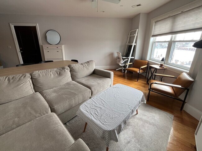 Building Photo - 563 Broadway