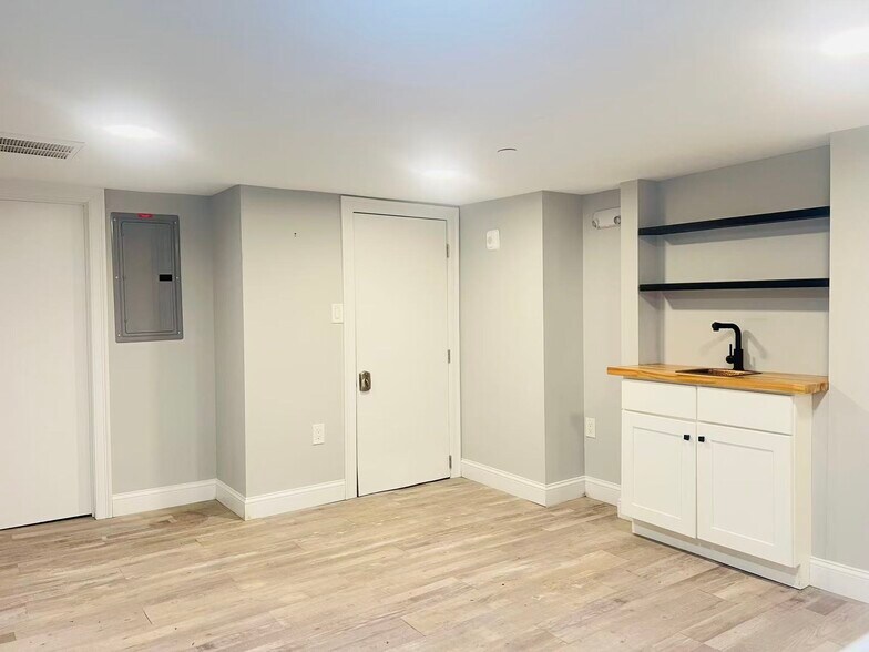 Building Photo - 19 Plymouth St