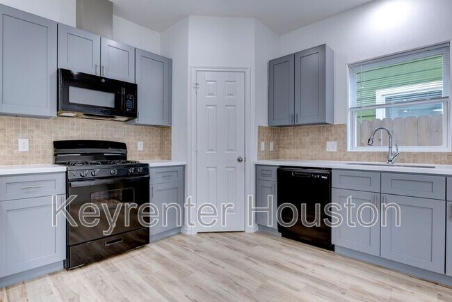 Building Photo - 8203 Woodlyn Rd