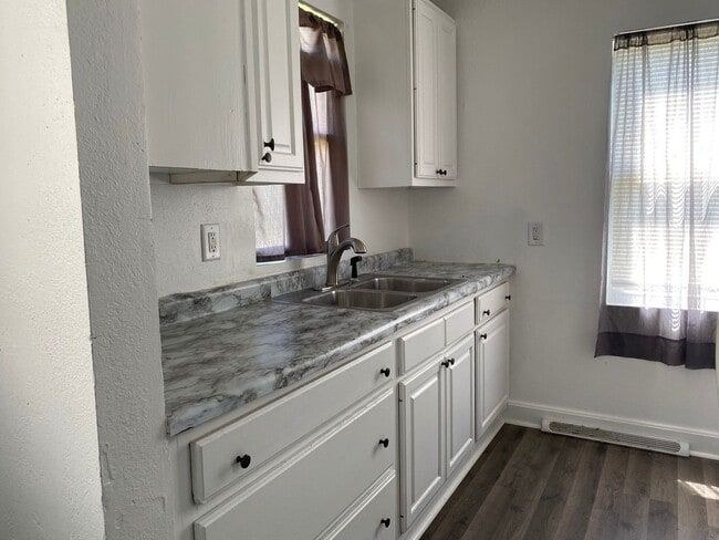 Building Photo - 1212 Evergreen Ave