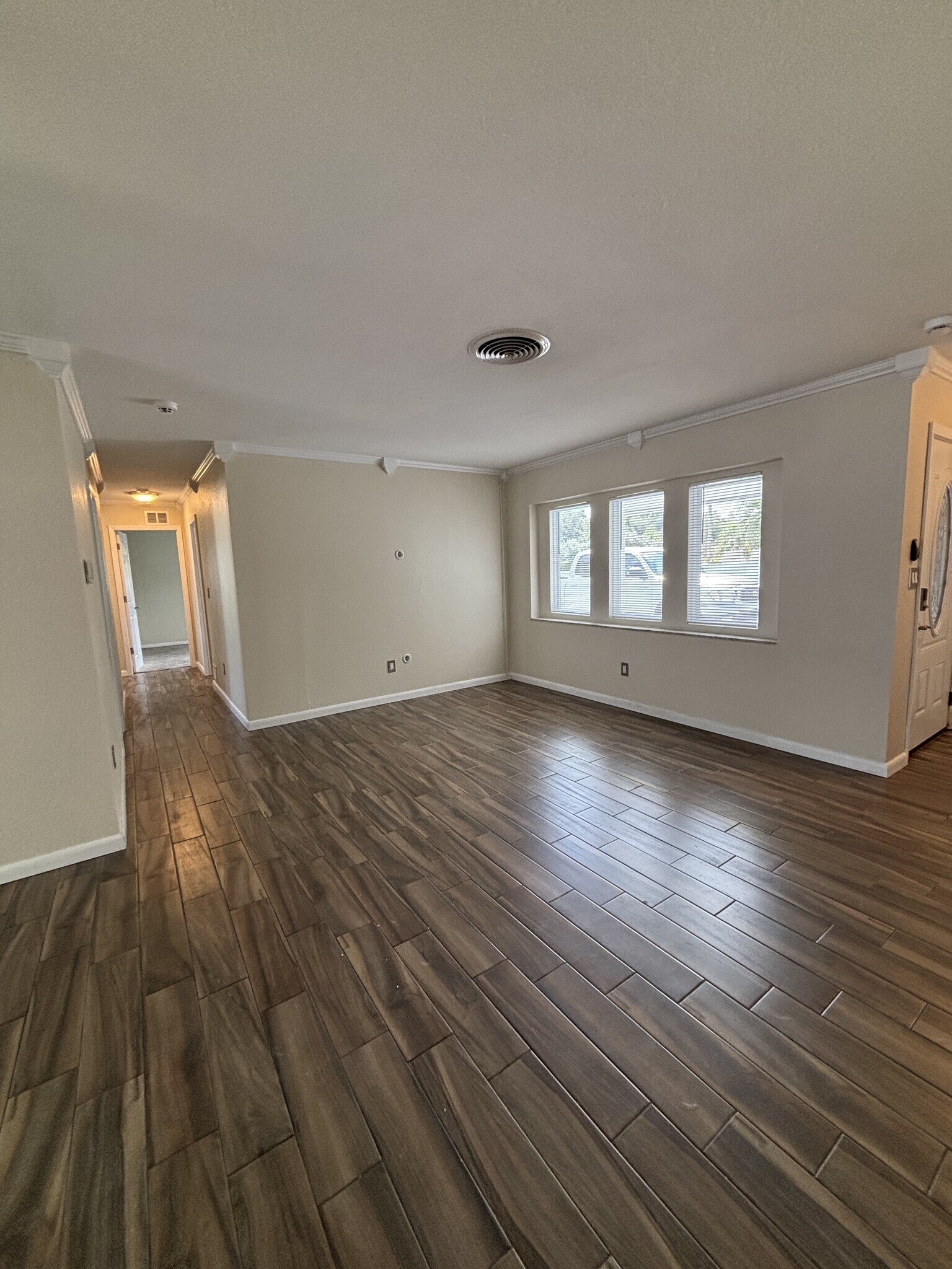 Building Photo - 4 Bed/2 Bath