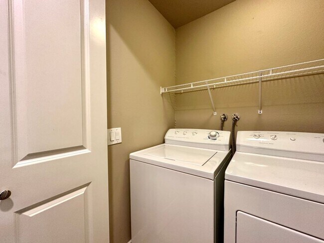 Building Photo - 2Bd/2Ba Bellevue Condo