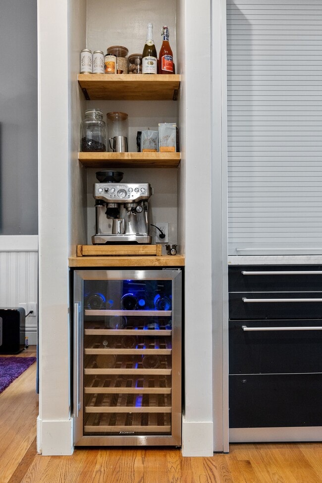 Building Photo - 2866 Pine St