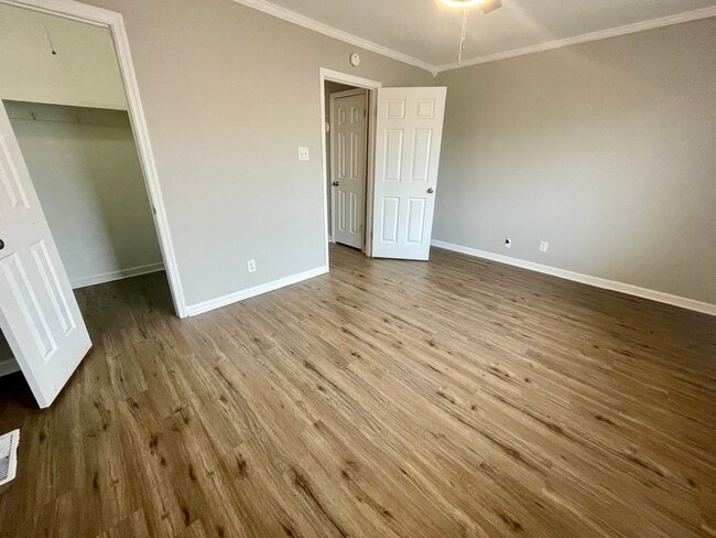 Building Photo - Townhome with Pool!