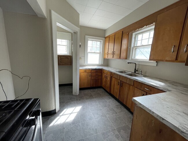 Building Photo - 2587 Titus Ave