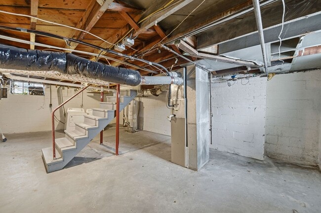 Building Photo - 2 Bedroom, 2 Bath Townhome located directly across from Franklin Park Conservatory