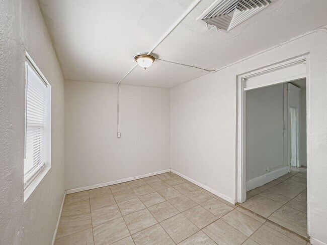 Building Photo - 809 N Virginia St