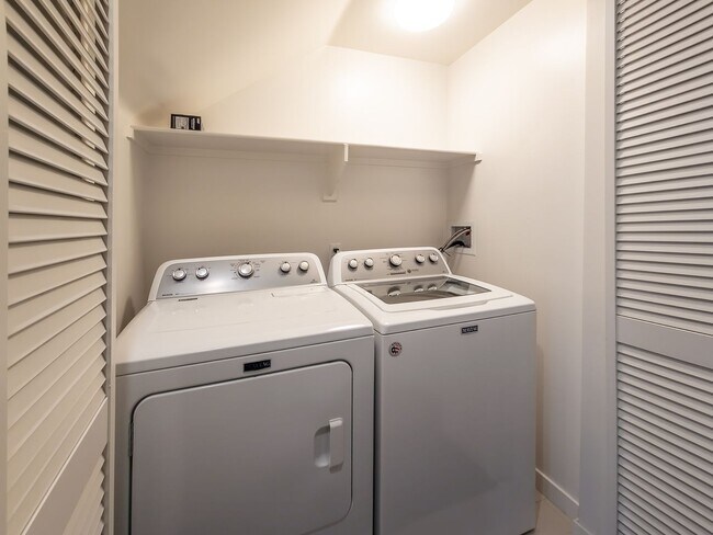 Building Photo - Luxury Townhome Centrally Located in Silver Lake!