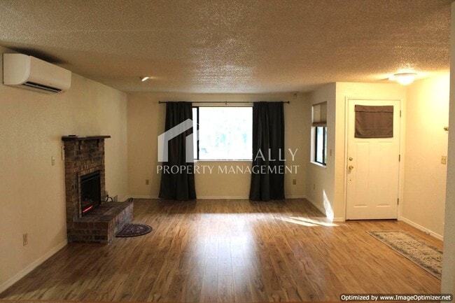 Building Photo - 3 bedroom 1.75 bath home on Peacock Hill