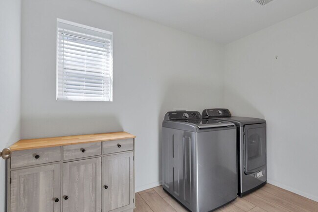 Building Photo - 10827 Ventura Ct