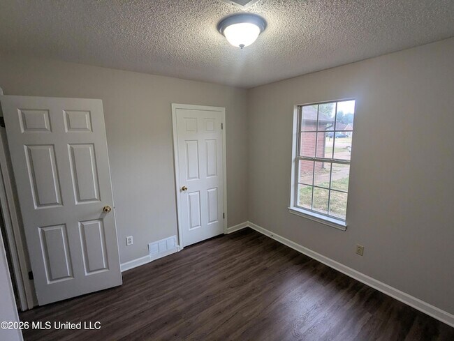 Building Photo - 2872 Waverly Dr