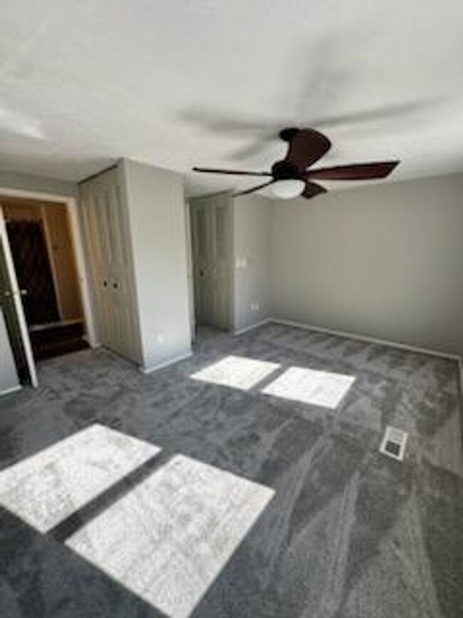 Building Photo - 2-bedroom, 1.5-bathroom townhouse in Imper...