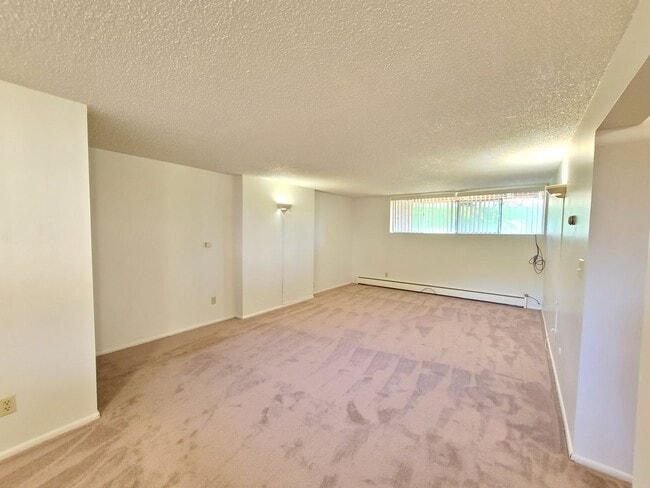 Building Photo - $1,050 - 1 Bed / 1 Bath Spacious Condo in South Hill