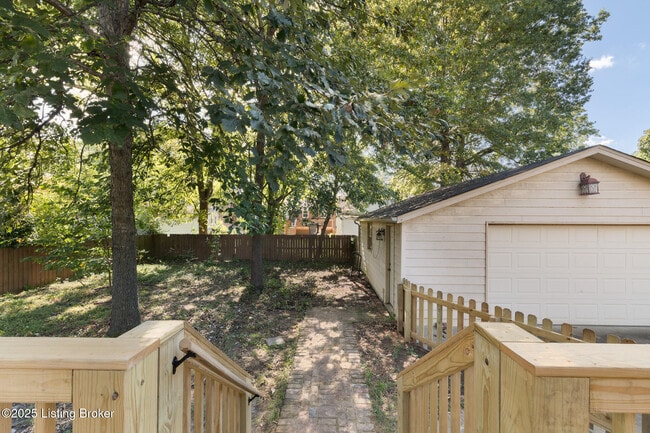 Building Photo - 810 Beechwood Rd