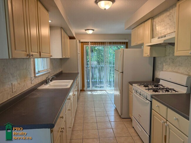 Building Photo - 4 Bedroom Home **Free August Rent with an ...