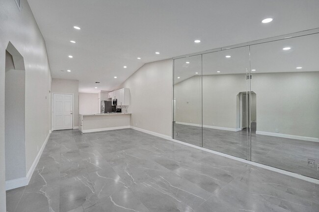 Building Photo - Beautifully Renovated 3BR/2BA Townhome in ...