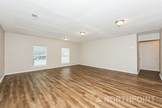 Building Photo - 4 BR/2BA | Newly Renovated Single Family Home | Covered Patio  | Fenced backyard!