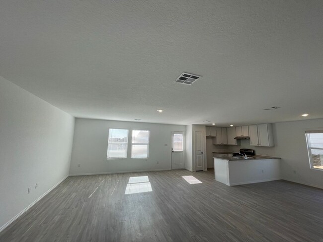 Building Photo - Spacious Floorplan- 2 Story Home in The Si...