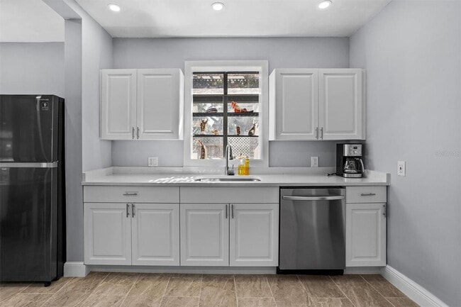 Building Photo - 1571 S Myrtle Ave