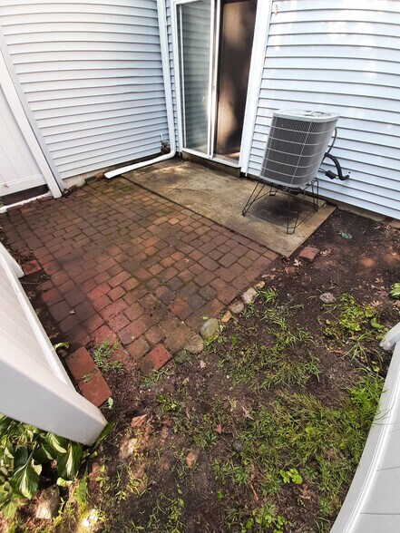 Building Photo - 40 Village Hill Ln