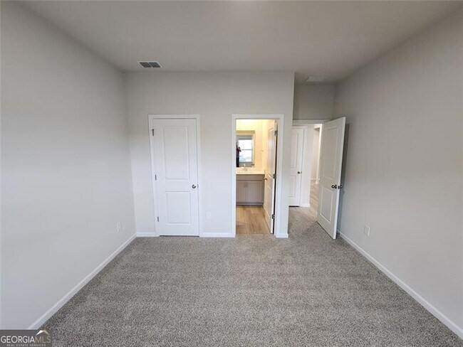 Building Photo - 235 Vly Oak Dr