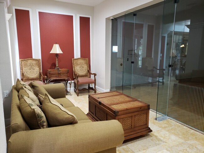 Building Photo - 1 Bed 1 Bath Third floor condo in Nice Community for Rent in Orlando $1349