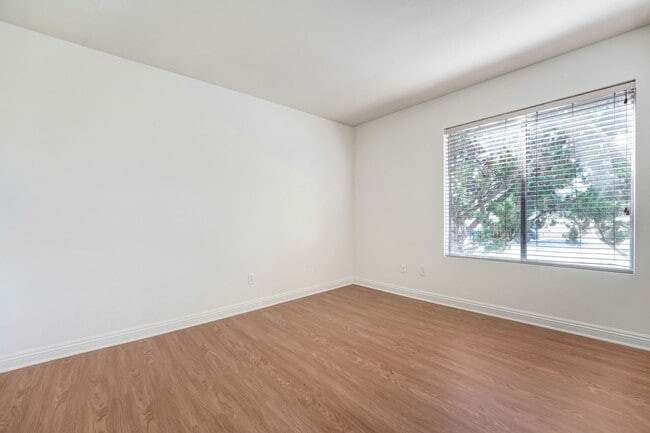 Building Photo - Parkwood Condo for Lease in Pasadena
