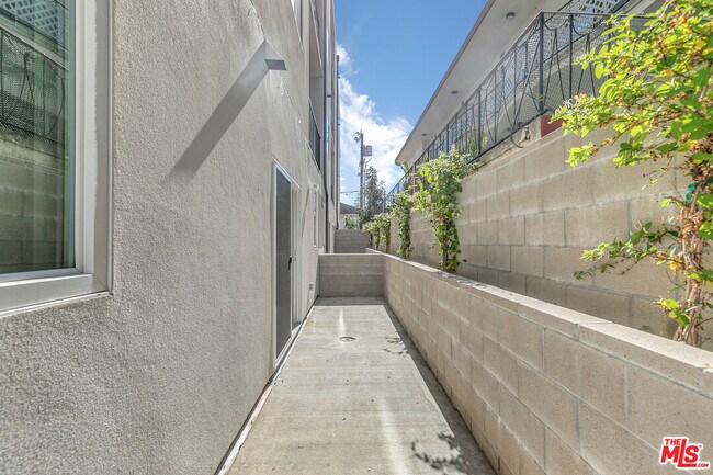Building Photo - 1227 N Berendo St