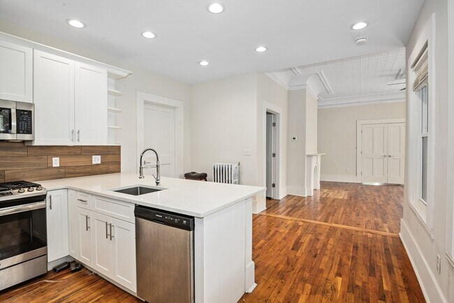 Building Photo - 35 Oak Ave