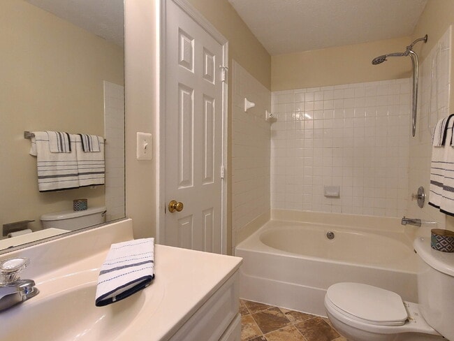 Building Photo - Beautifully Updated 4 BR, 2.5 BA Townhome