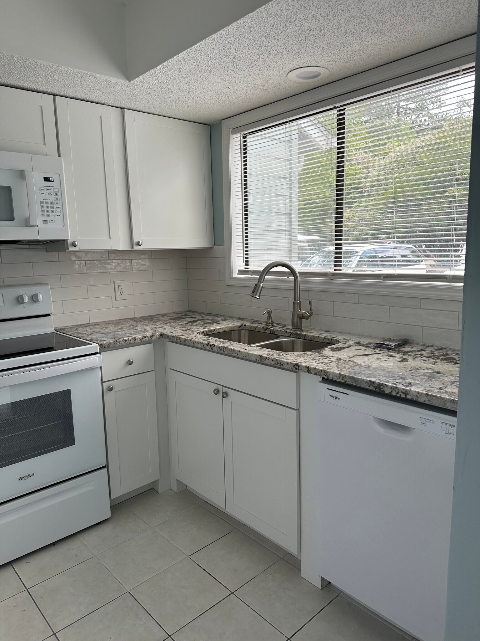 Kitchen - 100 Shadow Moss Pl