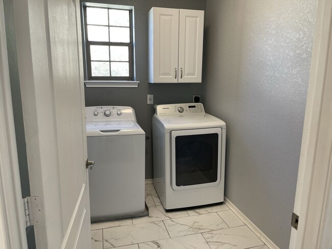 Building Photo - Beautiful Home off Stone Oak Pkwy