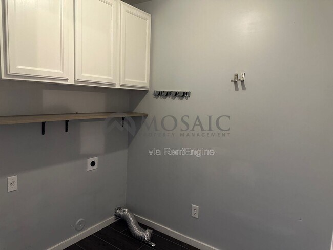 Building Photo - 411 N Leoma Ln