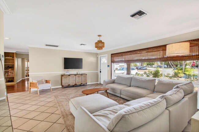 Building Photo - 301 SE 8th Ave