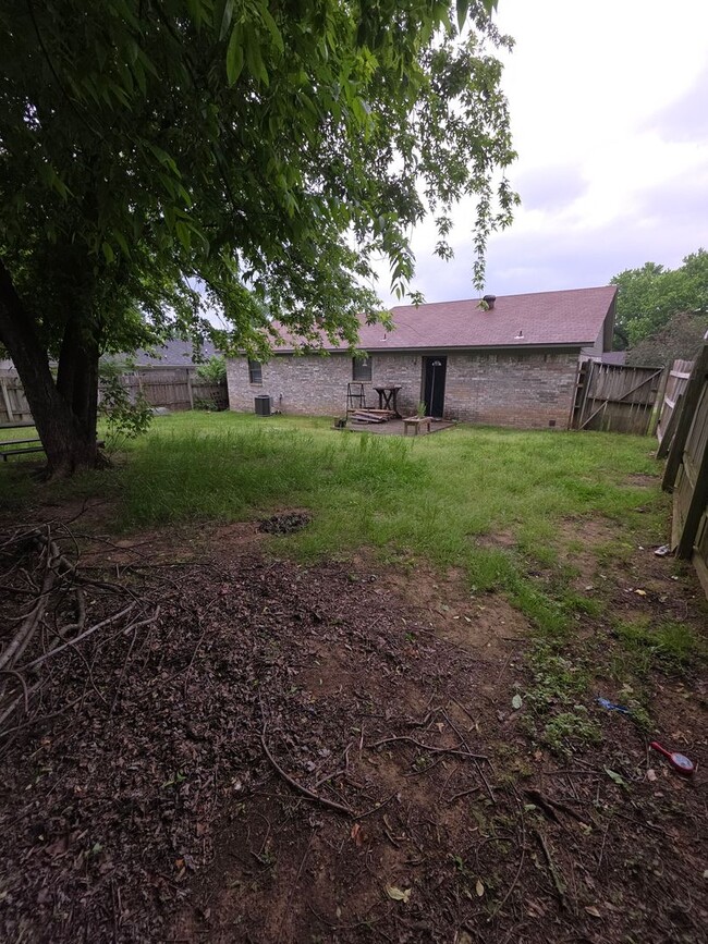 Building Photo - 604 Twin Oaks Dr