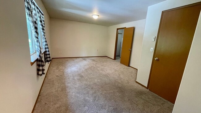 Building Photo - Large 2 Bedroom 2.5 Bath Home With Fenced Yard & Wrap Around Deck in Clearwood Community! Lake, T...