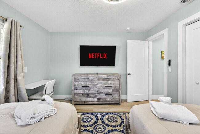 Building Photo - 1412 Gladys Cir