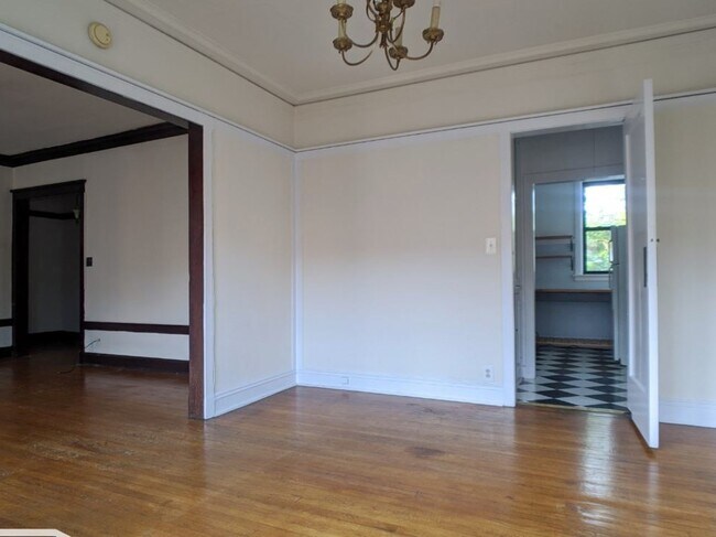 Building Photo - 2426 N Sawyer Ave