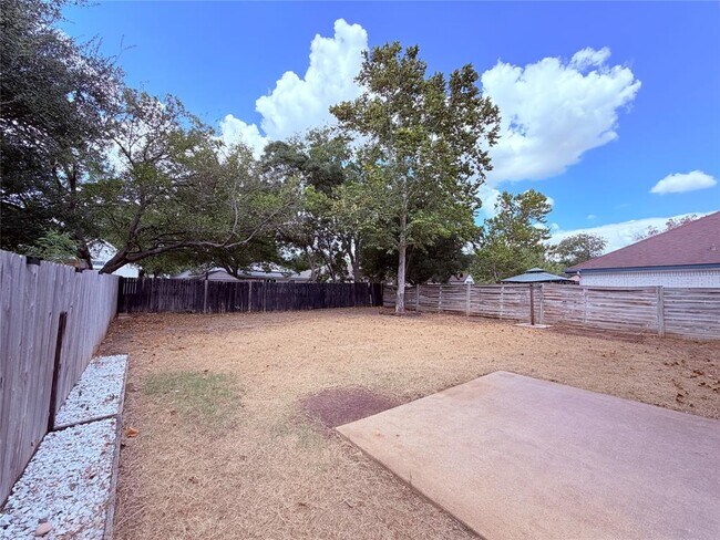 Building Photo - 1605 Parkwood Dr