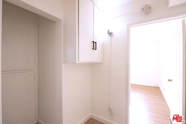 Building Photo - 1944 Cloverfield Blvd