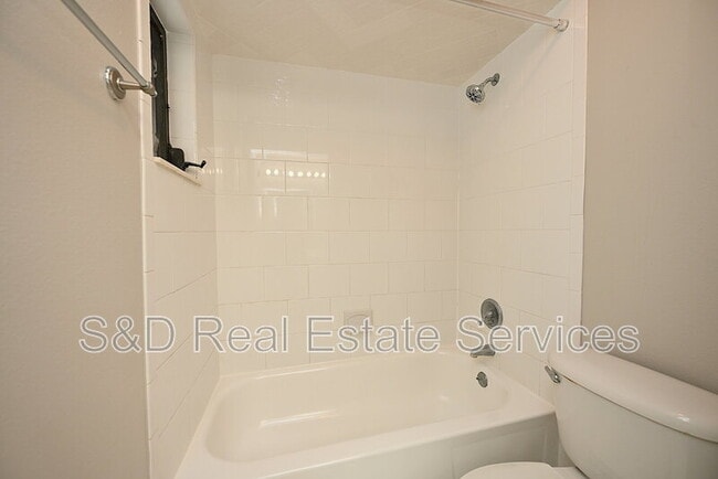 Building Photo - 1808 Village Ct