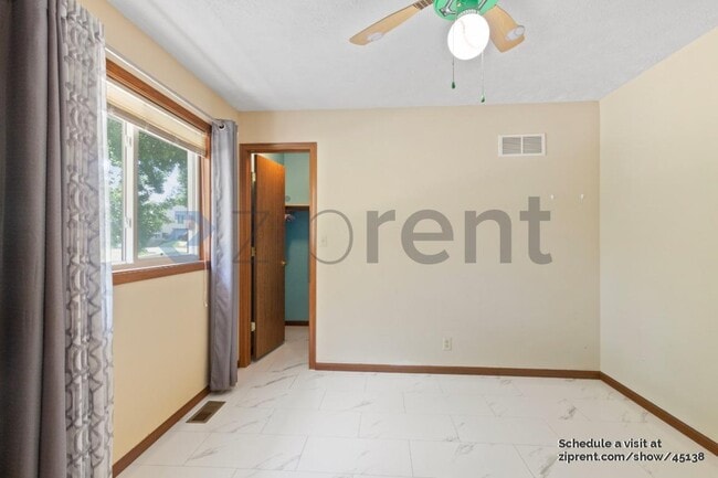 Building Photo - 724 W Belmont Ave