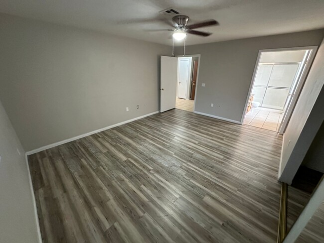 Building Photo - ADORABLE 2 BEDROOM 2 BATHROOM 1ST FLOOR CO...