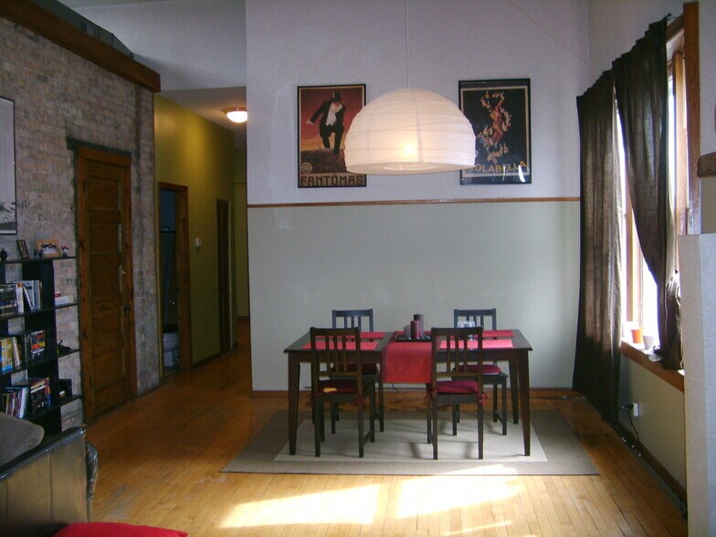 Building Photo - 2350 W Augusta Blvd