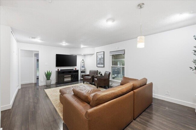 Building Photo - 2263 Briarcliff Dr