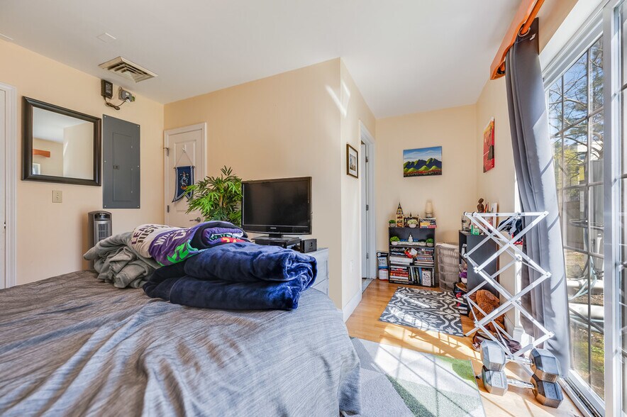 Building Photo - 316 Rindge Ave