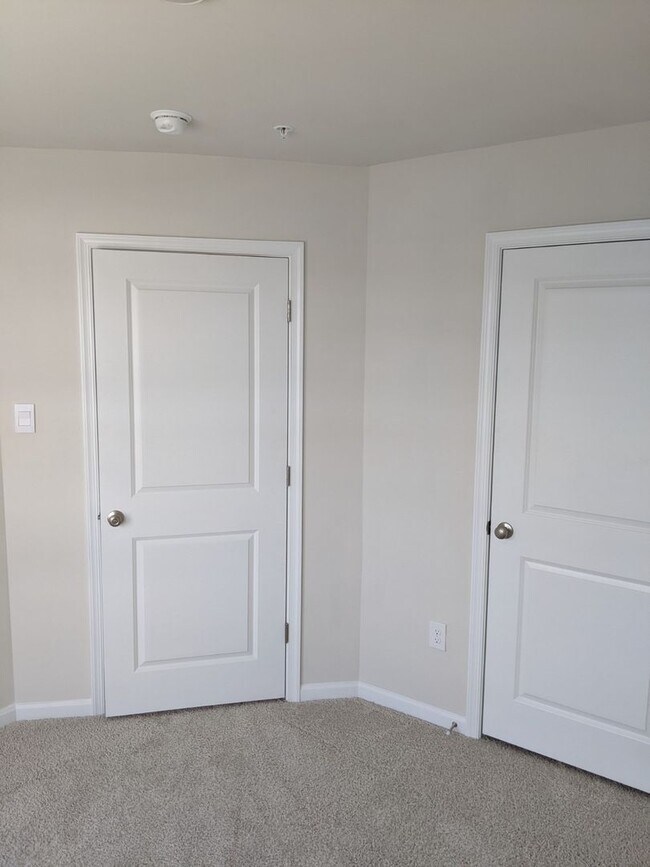 Building Photo - Three level townhouse in The Preserve at Tuscarora Creek community ready by mid September!